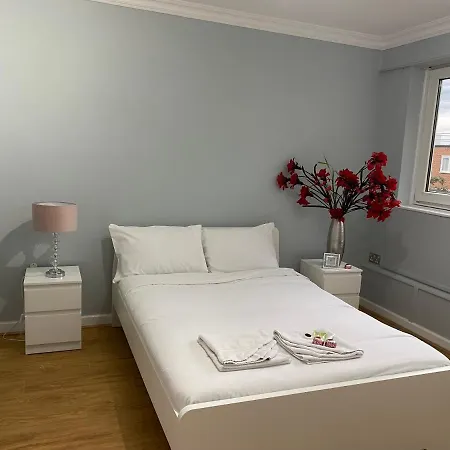 Cosy 3 Bed Flat Ideal For Trips To London Exterior photo