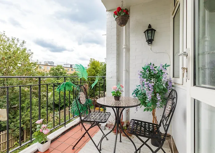 Cosy 3 Bed Flat Ideal For Trips To London